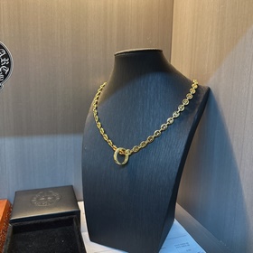 Золотое колье Chrome Hearts с уникальным дизайном виде различных 