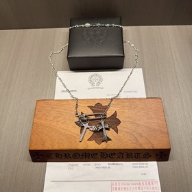 Ожерелье Chrome Hearts с уникальным дизайном и узором, отличающим