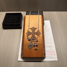 Ожерелье Chrome Hearts с уникальным дизайном и узором, отличающим