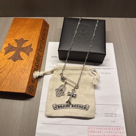 Ожерелье Chrome Hearts с уникальным дизайном и узором, отличающим