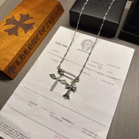 Ожерелье Chrome Hearts с уникальным дизайном и узором, отличающим
