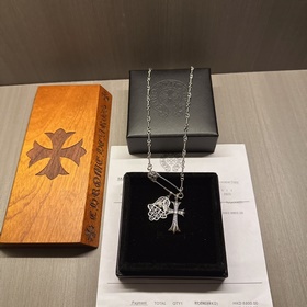 Ожерелье Chrome Hearts с уникальным дизайном и узором, отличающим