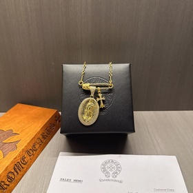 Ожерелье с брошью Chrome Hearts, последний тренд, выглядит очень 