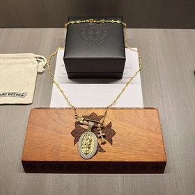 Ожерелье с брошью Chrome Hearts, последний тренд, выглядит очень 