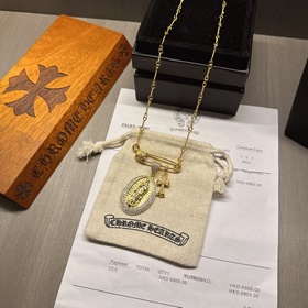Ожерелье с брошью Chrome Hearts, последний тренд, выглядит очень 