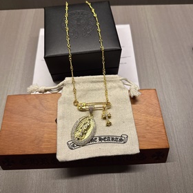 Ожерелье с брошью Chrome Hearts, последний тренд, выглядит очень 