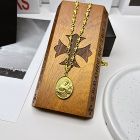 Ожерелье Chrome Hearts, с уникальным дизайном и узором, представл