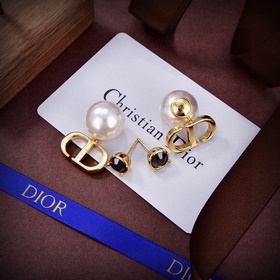 Серьги Dior с буквами в металлическом стиле. Современный дизайн с