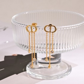Новая модель от Dior, любимая всеми ведущими брендами. Новые серь
