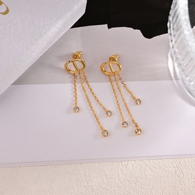 Новая модель от Dior, любимая всеми ведущими брендами. Новые серь