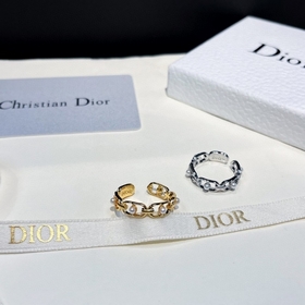 Кольцо Dior с овальным жемчугом и открытым дизайном представляет