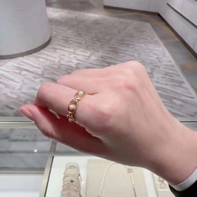 Кольцо Dior с овальным жемчугом и открытым дизайном представляет 