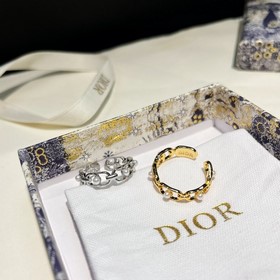 Кольцо Dior с овальным жемчугом и открытым дизайном представляет 