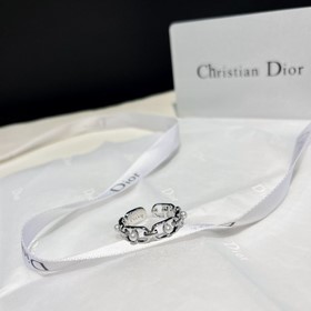Кольцо Dior с овальным жемчугом и открытым дизайном представляет 