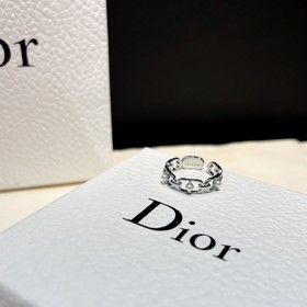 Кольцо Dior с овальным жемчугом и открытым дизайном представляет 