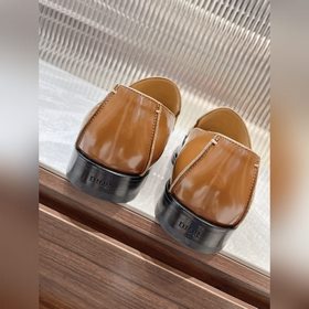 Dior – новая коллекция мужских лофей Timeless, которая переосмысл