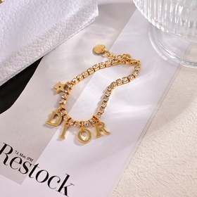 Цена ожерелья： 0 Цена браслета： 2300 Dior Новая модель от Dior, 
