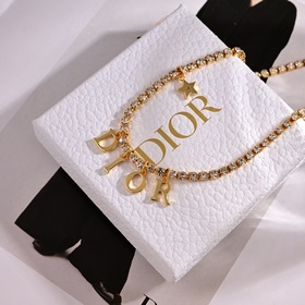 Цена ожерелья： 0 Цена браслета： 2300 Dior Новая модель от Dior, 