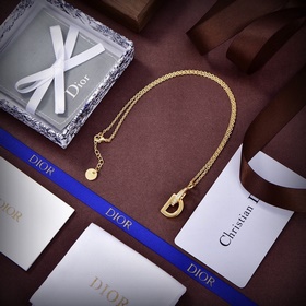 Цена ожерелья： 0 Цена сережек： 2100 Dior Новинка от Dior, любимо
