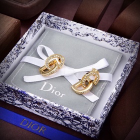 Цена ожерелья： 0 Цена сережек： 2100 Dior Новинка от Dior, любимо