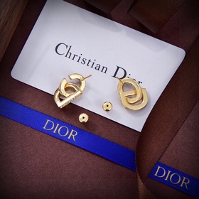 Цена ожерелья： 0 Цена сережек： 2100 Dior Новинка от Dior, любимо