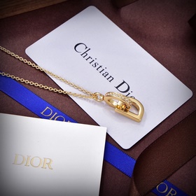 Цена ожерелья： 0 Цена сережек： 2100 Dior Новинка от Dior, любимо