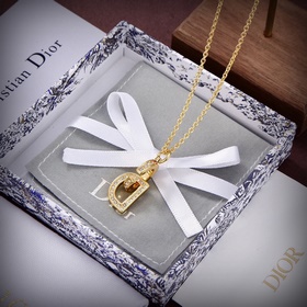 Цена ожерелья： 0 Цена сережек： 2100 Dior Новинка от Dior, любимо