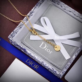 Цена ожерелья： 0 Цена сережек： 2100 Dior Новинка от Dior, любимо