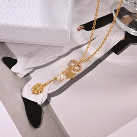 Цена ожерелья： 0 Цена сережек： 2100 Dior Новая модель от Dior, 