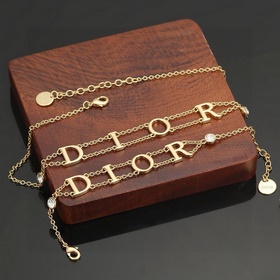 Новый браслет Dior. Жесткие металлические линии в нейтральных тон
