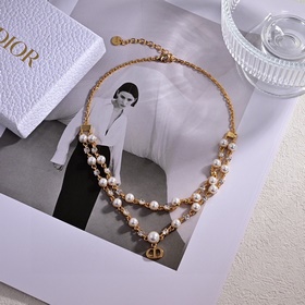 Цена ожерелья： 0 Цена браслета： 2400 Цена сережек： 2100 Dior, к