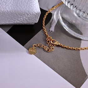 Цена ожерелья： 0 Цена браслета： 2400 Цена сережек： 2100 Dior, к