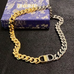 Длинное золотое и серебряное ожерелье с буквой Dior выглядит очен