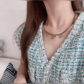 Новое колье от Dior с жесткими металлическими линиями, нейтральны