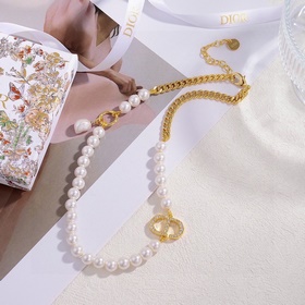 Dior · Диор Новое колье с металлическим эффектом и модными буквам