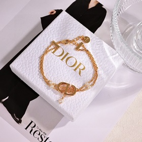Цена ожерелья： 0 Цена браслета： 2300 Dior Новая модель от Dior,