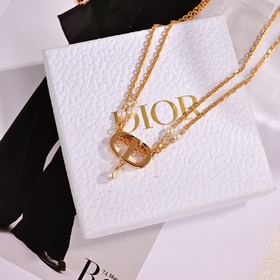 Цена ожерелья： 0 Цена браслета： 2300 Dior Новая модель от Dior,