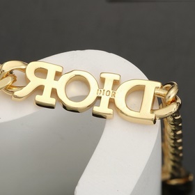 Dior · Dior жесткие металлические линии с нейтральным оттенком в 