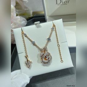 Материал： V-образное золото. Ожерелье с одной розой от Dior, колл