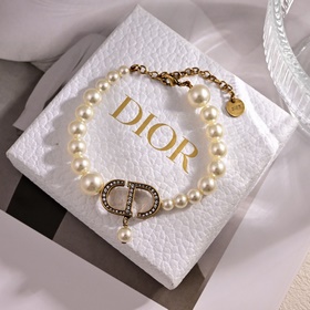 Цена ожерелья： 0 Цена браслета： 2300 Цена сережек： 2100 Dior 2