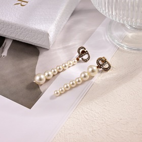 Цена ожерелья： 0 Цена браслета： 2300 Цена сережек： 2100 Dior 2