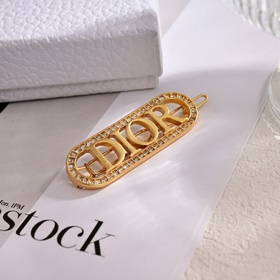 Брошь Dior. Металлическая текстура в стиле ретро с буквами, привл