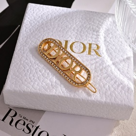 Брошь Dior. Металлическая текстура в стиле ретро с буквами, привл