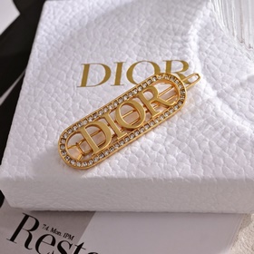 Брошь Dior. Металлическая текстура в стиле ретро с буквами, привл