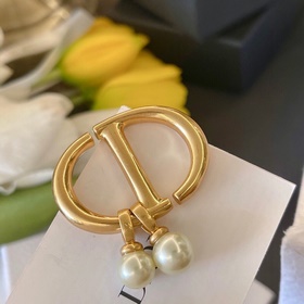 Новые популярные броши Dior поступили в продажу. Они отличаются т