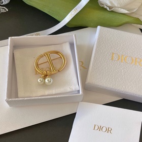 Новые популярные броши Dior поступили в продажу. Они отличаются т