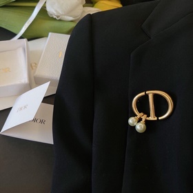 Новые популярные броши Dior поступили в продажу. Они отличаются т