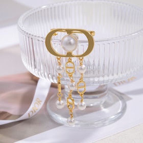 Dior · Dior Новая буква-брошь в металлическом стиле с обратной ст