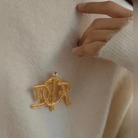 Новая брошь Dior CD из латуни, идентичная представленной в магази