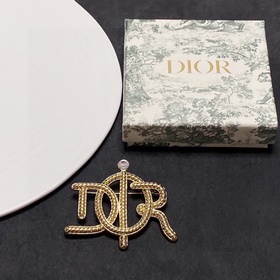 Новая брошь Dior CD из латуни, идентичная представленной в магази